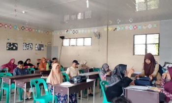 Bagikan Raport Semester Genap TP. 2024/2025, Wali Kelas Titip Pesan : Jaga Selalu Persahabatan dan Persaudaraan Diantara Teman se Kelas.