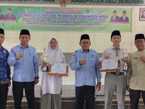 Siswa MAN 1 Deli Serdang Terima Trophy dan Piagam Penghargaa 