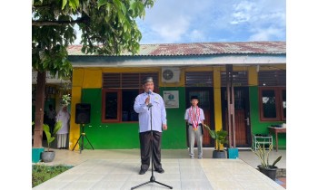 Perdana Plt Kepala MAN 1 Deli Serdang Pimpin Upacara Bendera Senin