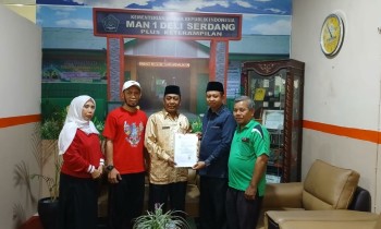 Kasi Penmad Kemenag Deli Serdang Serahkan SK Plt Kepala MAN 1 Deli Serdang