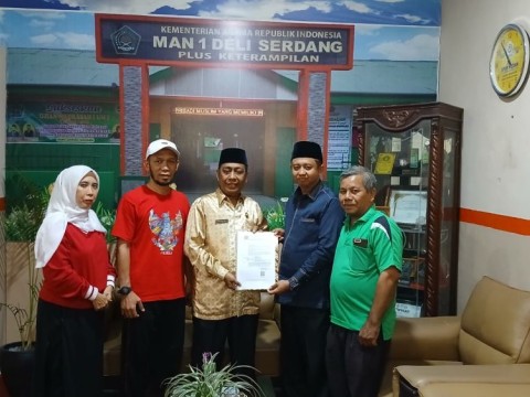 Kasi Penmad Kemenag Deli Serdang Serahkan SK Plt Kepala MAN  
