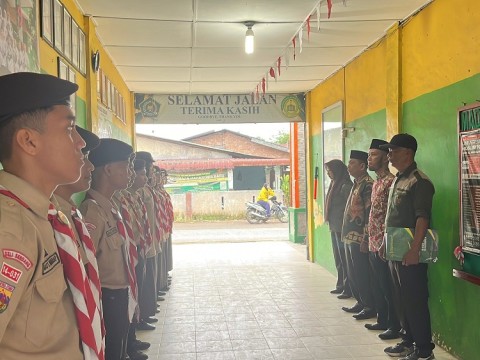 Plt Kepala MAN 1 Deli Serdang Melepas 12 Peserta Perkemahan  