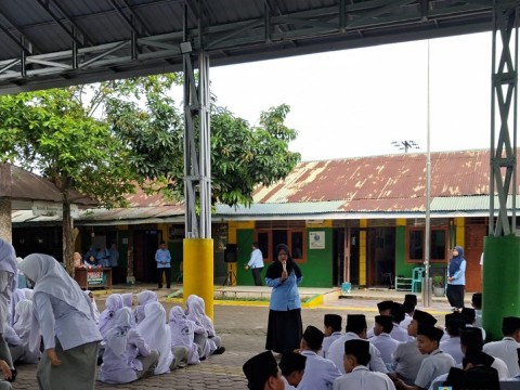 Tingkatkan Kedisiplinan, Guru BK Gelar Razia Rambut dan Kete 