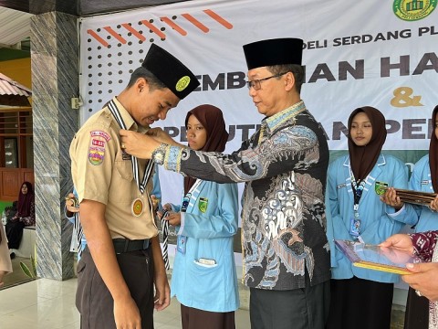 Kepala MAN 1 Deli Serdang Berikan Piagam Penghargaan Bagi Si 